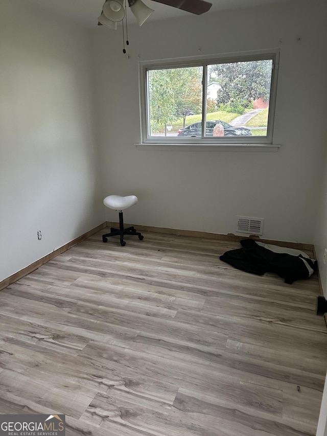 unfurnished room featuring light wood-type flooring and ceiling fan