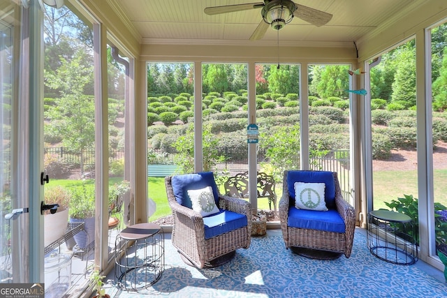 sunroom with ceiling fan