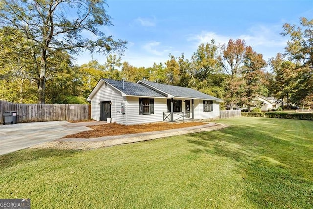 view of front of home with a front lawn