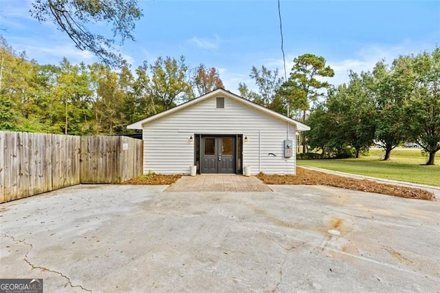 view of outdoor structure featuring a yard