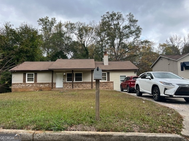 single story home with a front yard