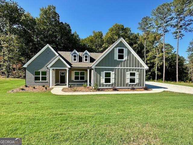 view of front of house with a front lawn