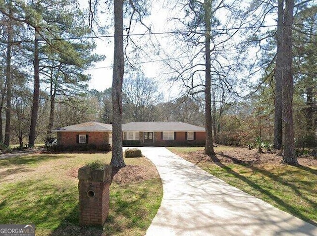 single story home featuring a front lawn