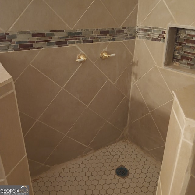 bathroom featuring a tile shower