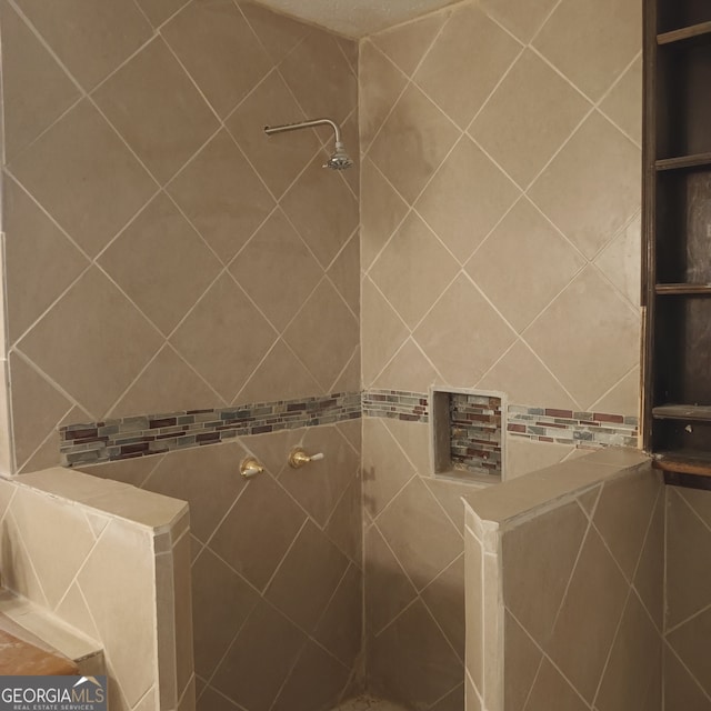 bathroom featuring tiled shower