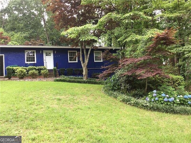 single story home featuring a front yard