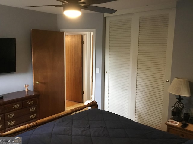 unfurnished bedroom with ceiling fan and a closet