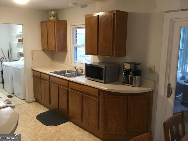 kitchen featuring sink and independent washer and dryer