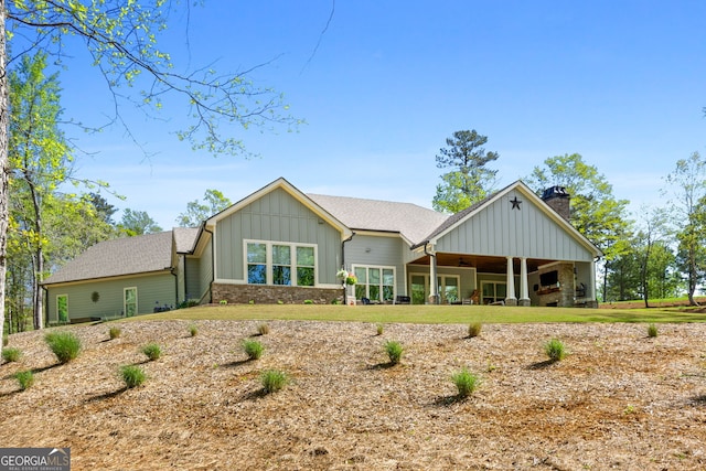 view of front of house with a front yard