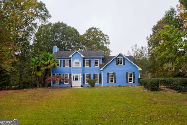 colonial inspired home featuring a front yard