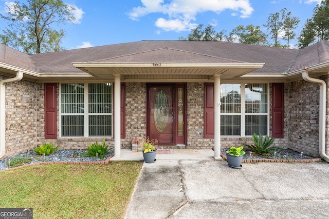 entrance to property featuring a porch