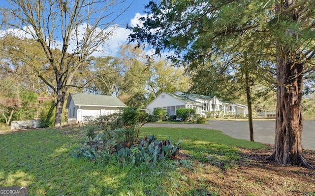 view of yard featuring an outbuilding and a garage