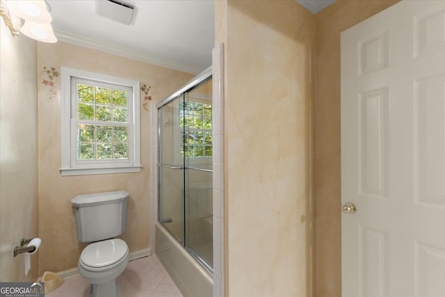 full bath featuring baseboards, visible vents, toilet, enclosed tub / shower combo, and ornamental molding