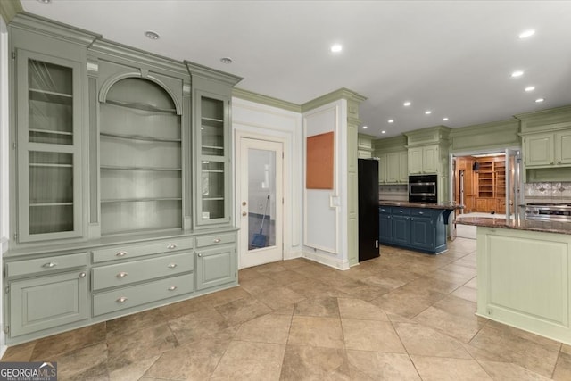 kitchen featuring freestanding refrigerator, tasteful backsplash, oven, and recessed lighting