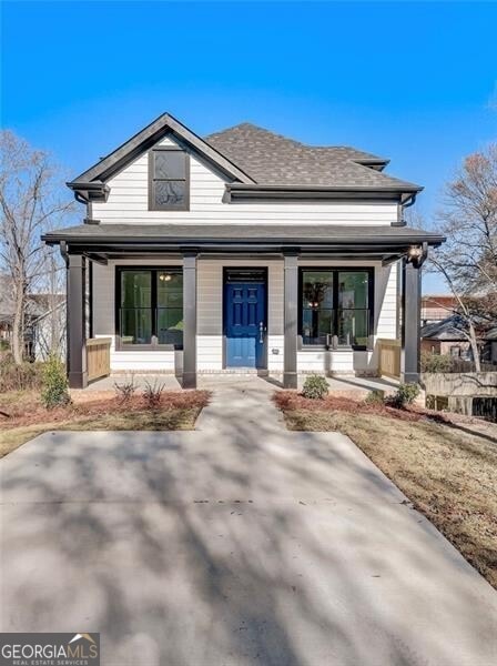 view of front of property featuring a porch