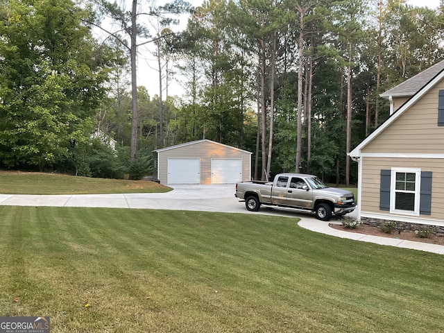 view of yard featuring an outdoor structure and a garage