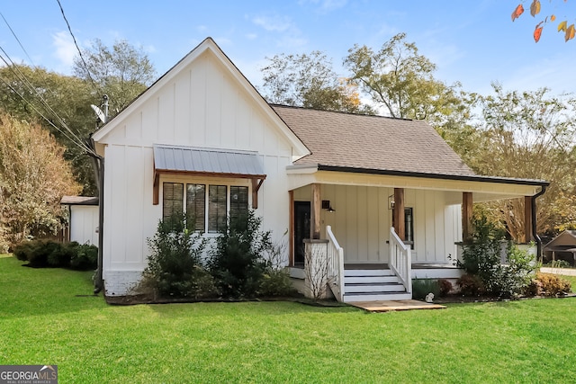 view of front facade featuring a porch and a front yard