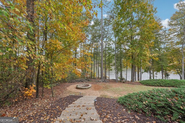 view of yard featuring a water view