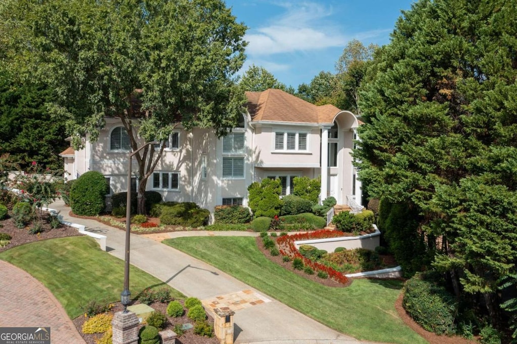 view of front facade with a front lawn