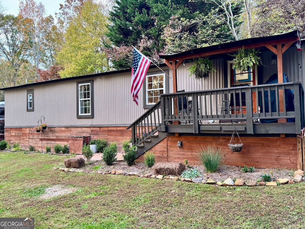 view of front of home featuring a front lawn