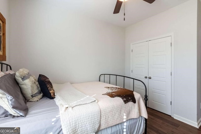 bedroom featuring dark hardwood / wood-style floors, ceiling fan, and a closet