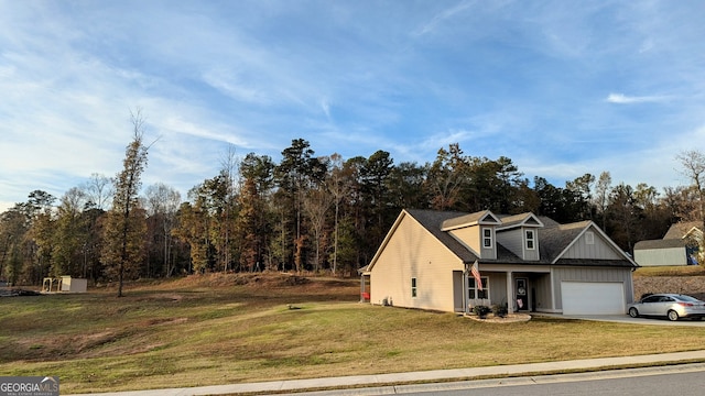 view of front facade featuring a front lawn and a garage