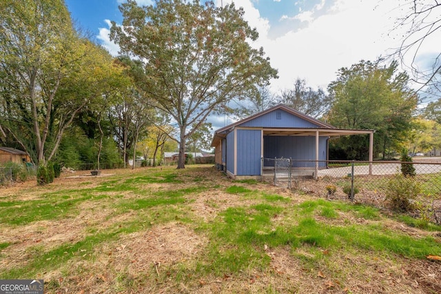 view of yard with an outbuilding