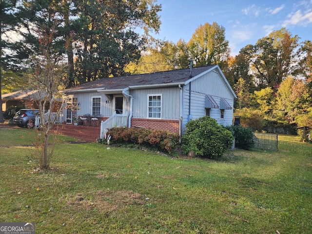 view of front facade featuring a front lawn