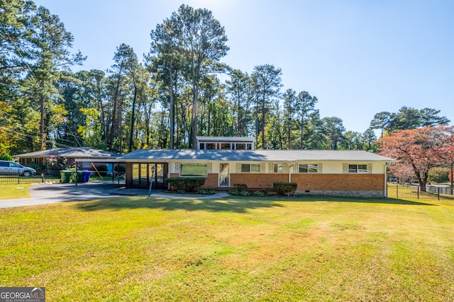 view of front of property featuring a front lawn