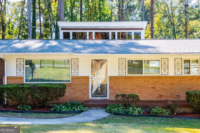 view of front of house with a front lawn