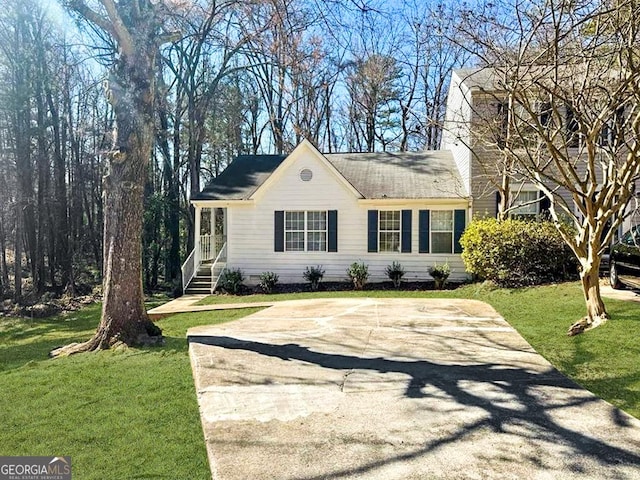 view of front facade with driveway and a front yard