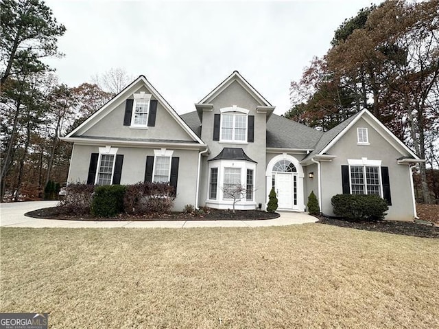 front facade featuring a front lawn