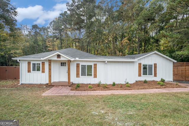 ranch-style house featuring a front lawn