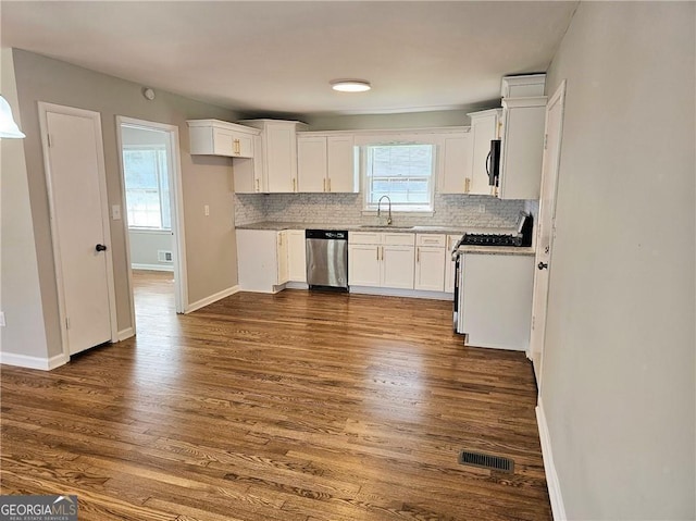 kitchen featuring visible vents, appliances with stainless steel finishes, tasteful backsplash, and a sink