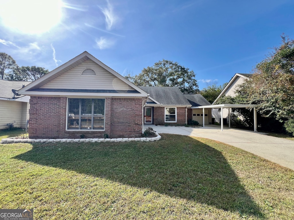 view of front of property featuring a carport and a front yard