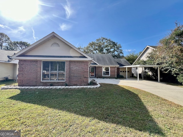 view of front of property featuring a carport and a front yard