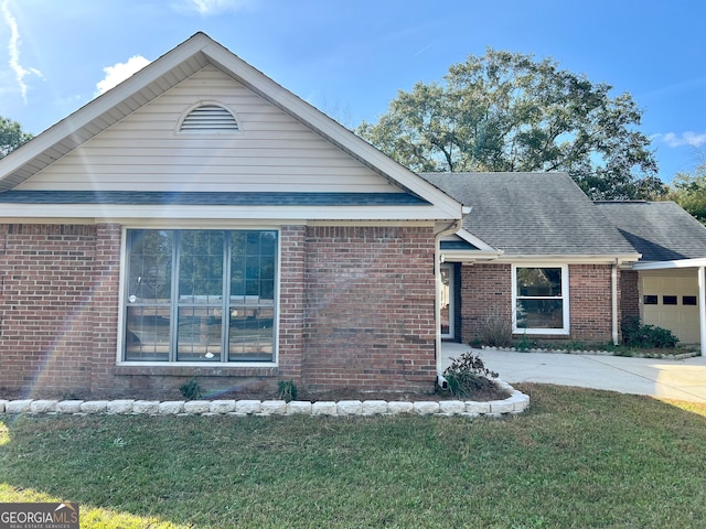 view of front of property featuring a front lawn