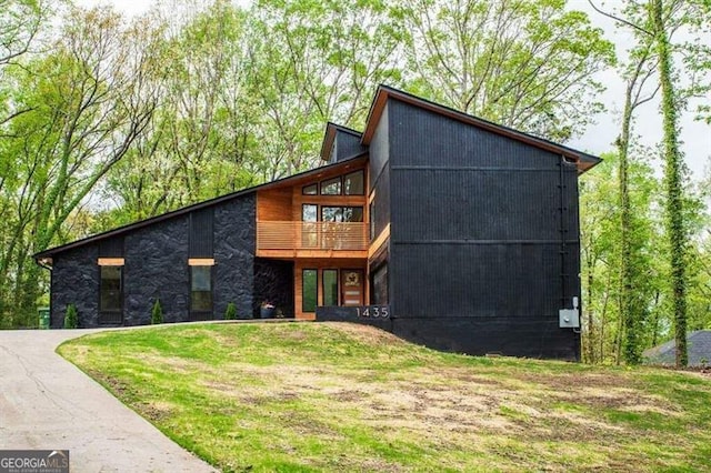 view of front of property featuring a front yard