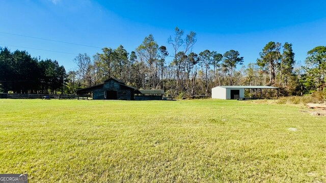 view of yard with an outbuilding