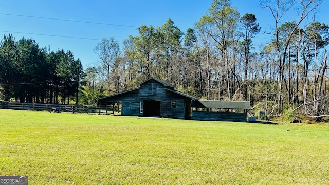 view of yard with an outbuilding