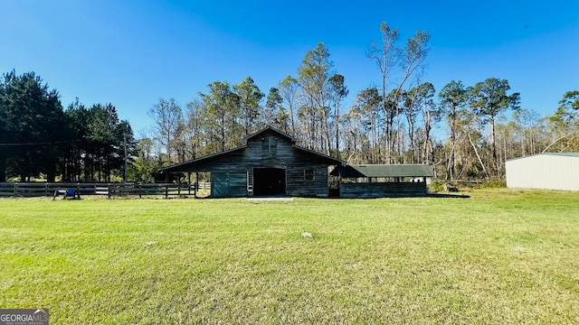 view of yard featuring an outdoor structure