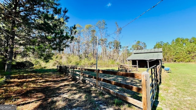 view of yard featuring an outbuilding