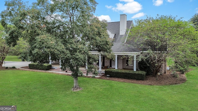 view of front of property with a front lawn