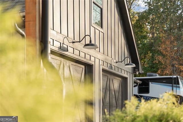 view of front of home featuring a front yard and a deck