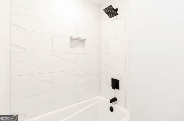 bathroom featuring tiled shower / bath combo