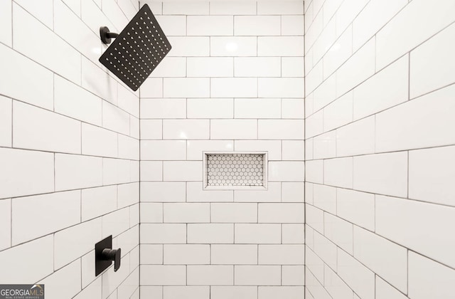 bathroom featuring tiled shower