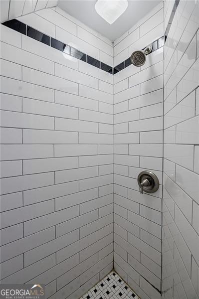 bathroom featuring a tile shower