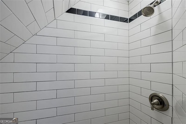 bathroom featuring a tile shower