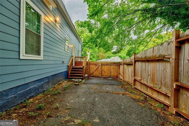 view of yard featuring a patio