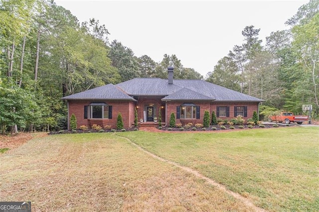 ranch-style house featuring a front yard